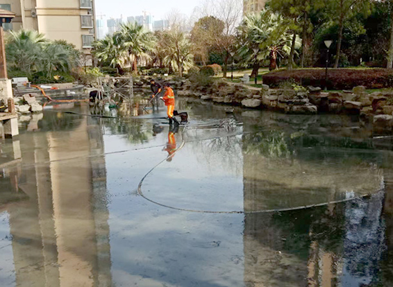 阿瓦提景观池淤泥清理